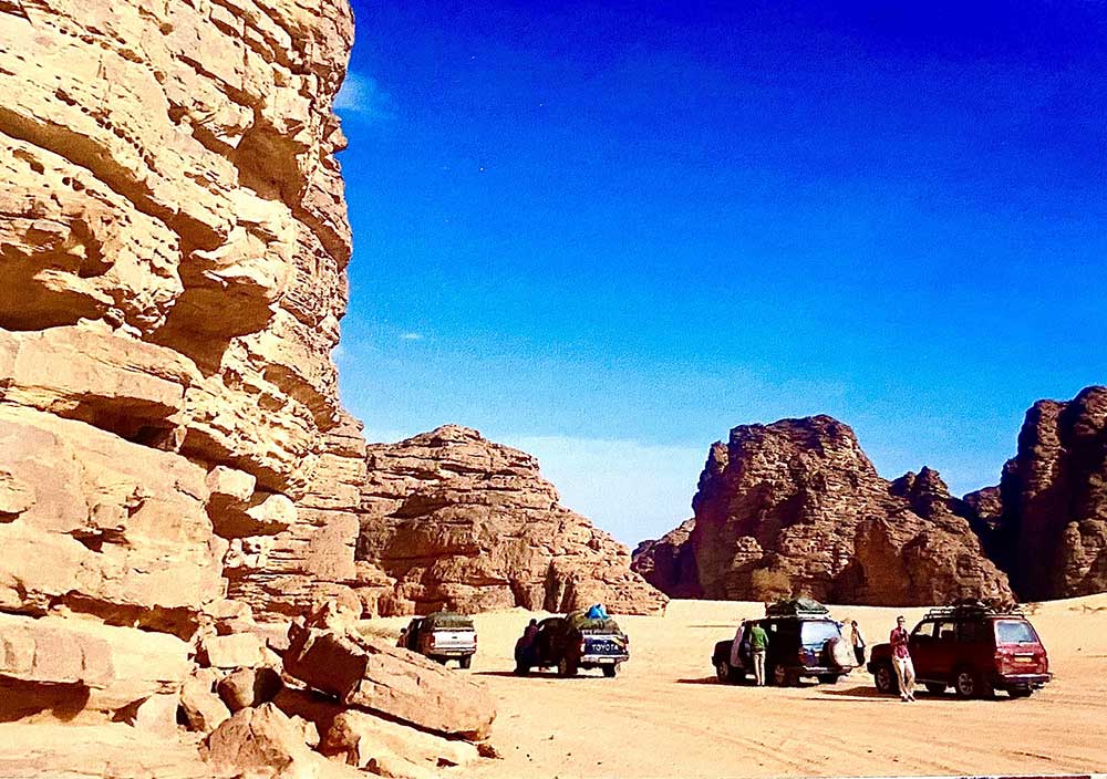 Wir fahren mit Geländewagen durch die Sahara und übernachten unter freiem Himmel