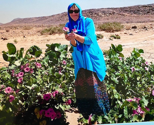 Blumenpflücken in der Sahara