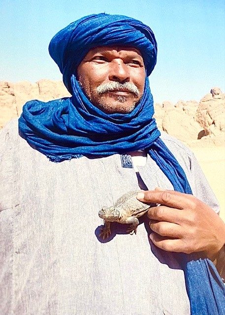 Dachi, ein Original der Sahara, mit einer Wüstenagame