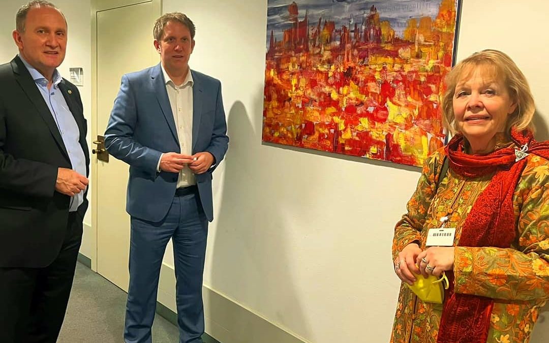Bildübergabe im Landtag mit den Abgeordneten Jochen Klenner (Mitte) und Frank Boss