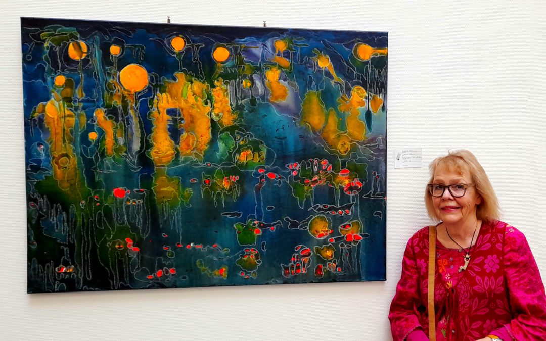 Gundhild Tillmanns mit ihrem Bild "Unter Wasser", ausgestellt im Romaneum in Neuss